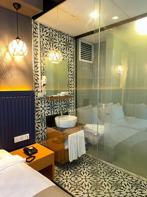 ห้องคอมฟอร์ทดับเบิล | ห้องน้ำ | ฝักบัว, ของใช้ในห้องน้ำฟรี, ไดร์เป่าผม, รองเท้าสวมภายในห้อง