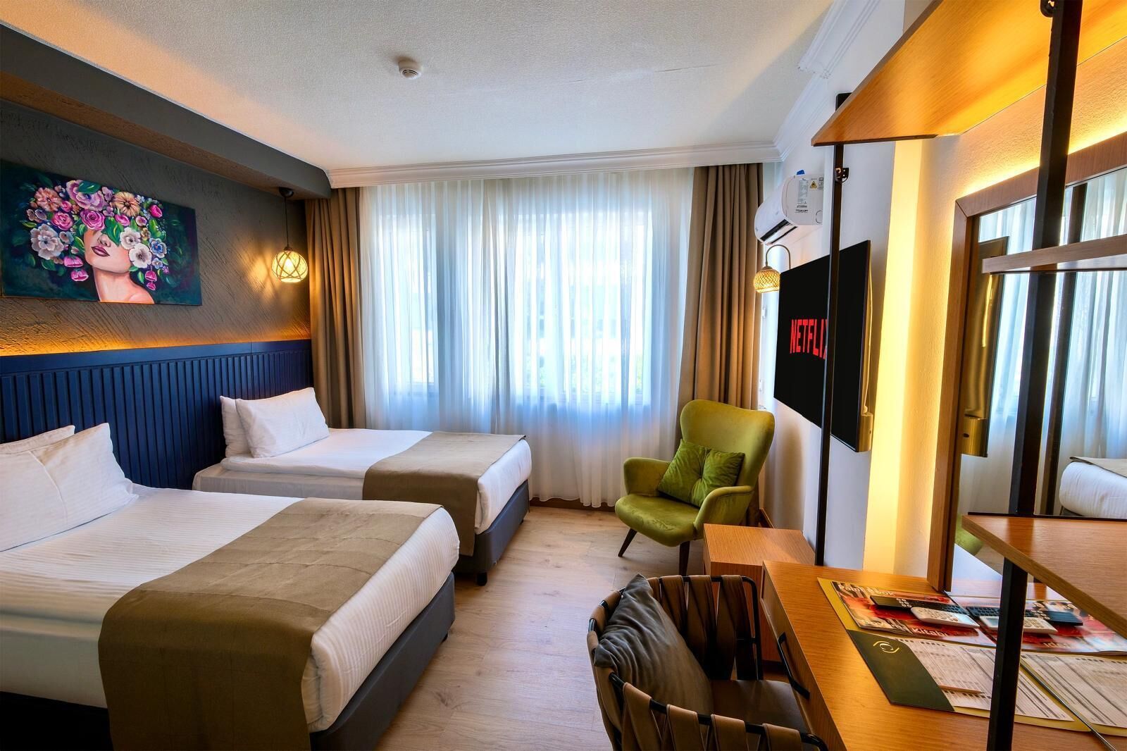 Twin kamer | Een kluis op de kamer, een bureau, een laptopwerkplek