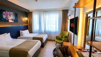 Twin kamer | Een kluis op de kamer, een bureau, een laptopwerkplek