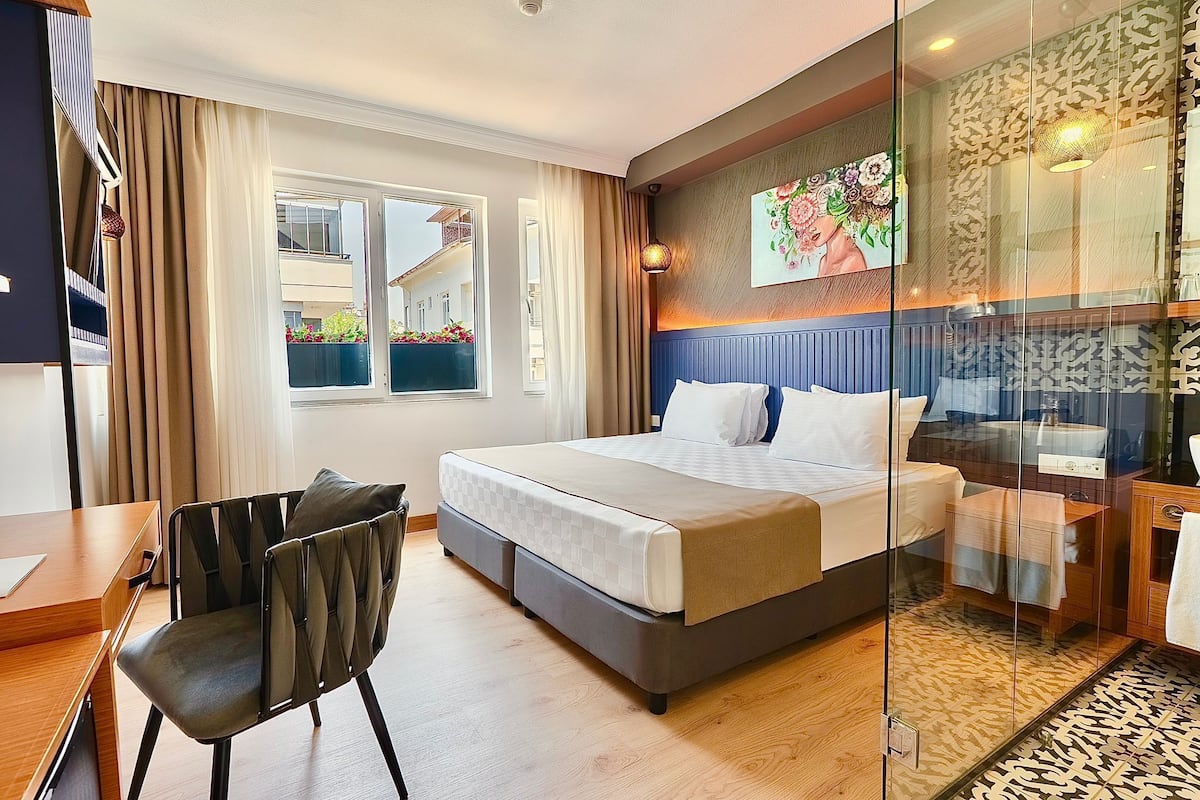 Kamar Double Comfort | Brankas, meja kerja, ruang kerja ramah laptop, dan tirai kedap cahaya