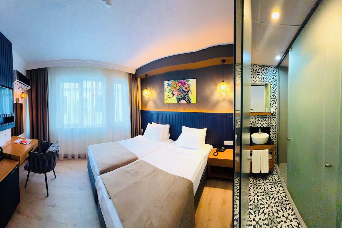 Twin Room | In-room safe, desk, laptop workspace, blackout drapes