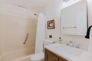 Regadera, secadora de cabello, toallas 