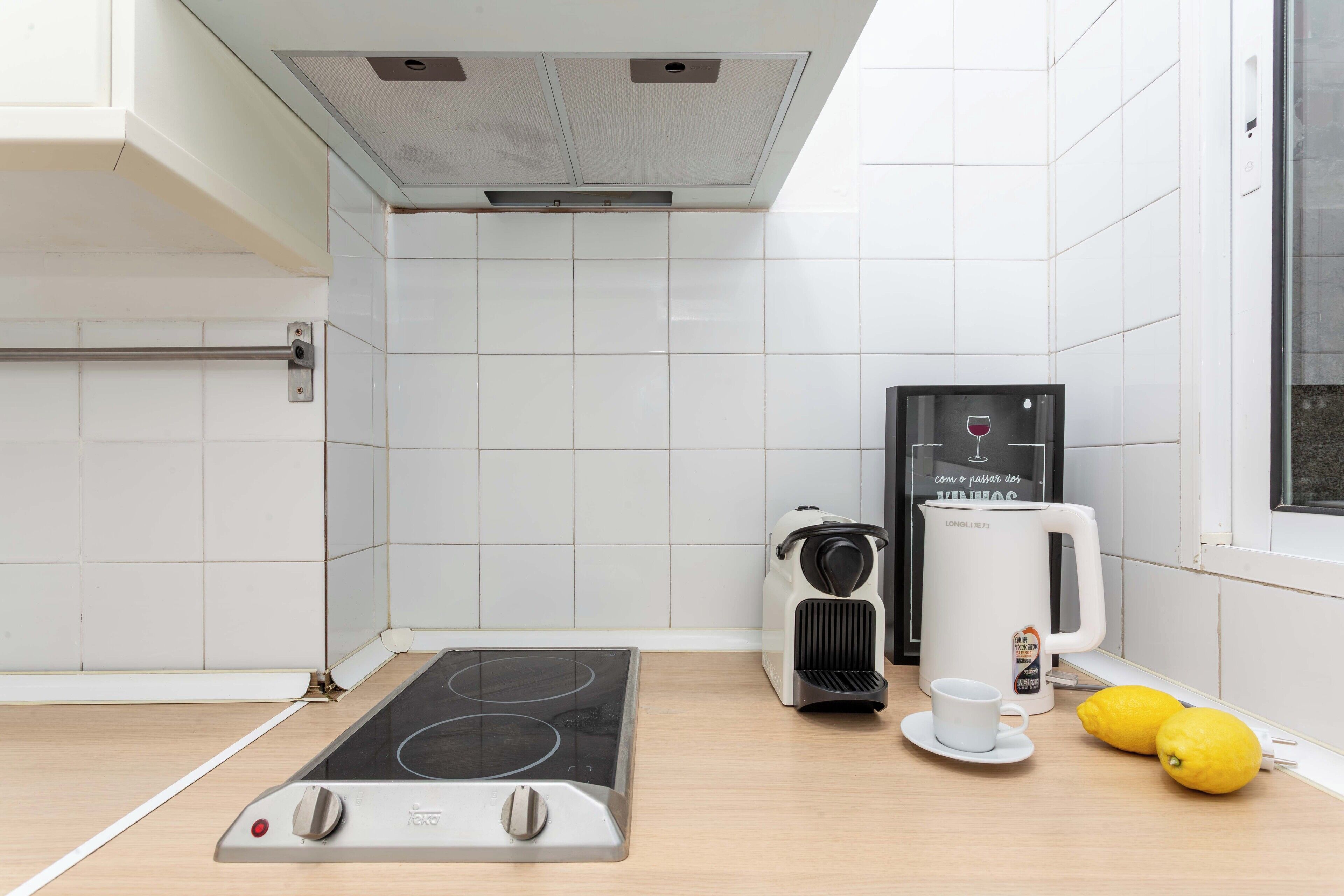 Een koelkast, een oven, een kookplaat, een vaatwasser