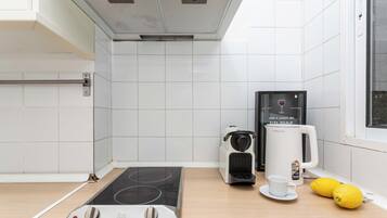 Een koelkast, een oven, een kookplaat, een vaatwasser