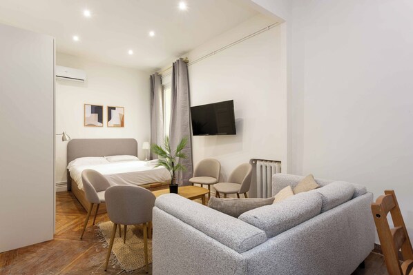 Iron/ironing board, internet, bed sheets