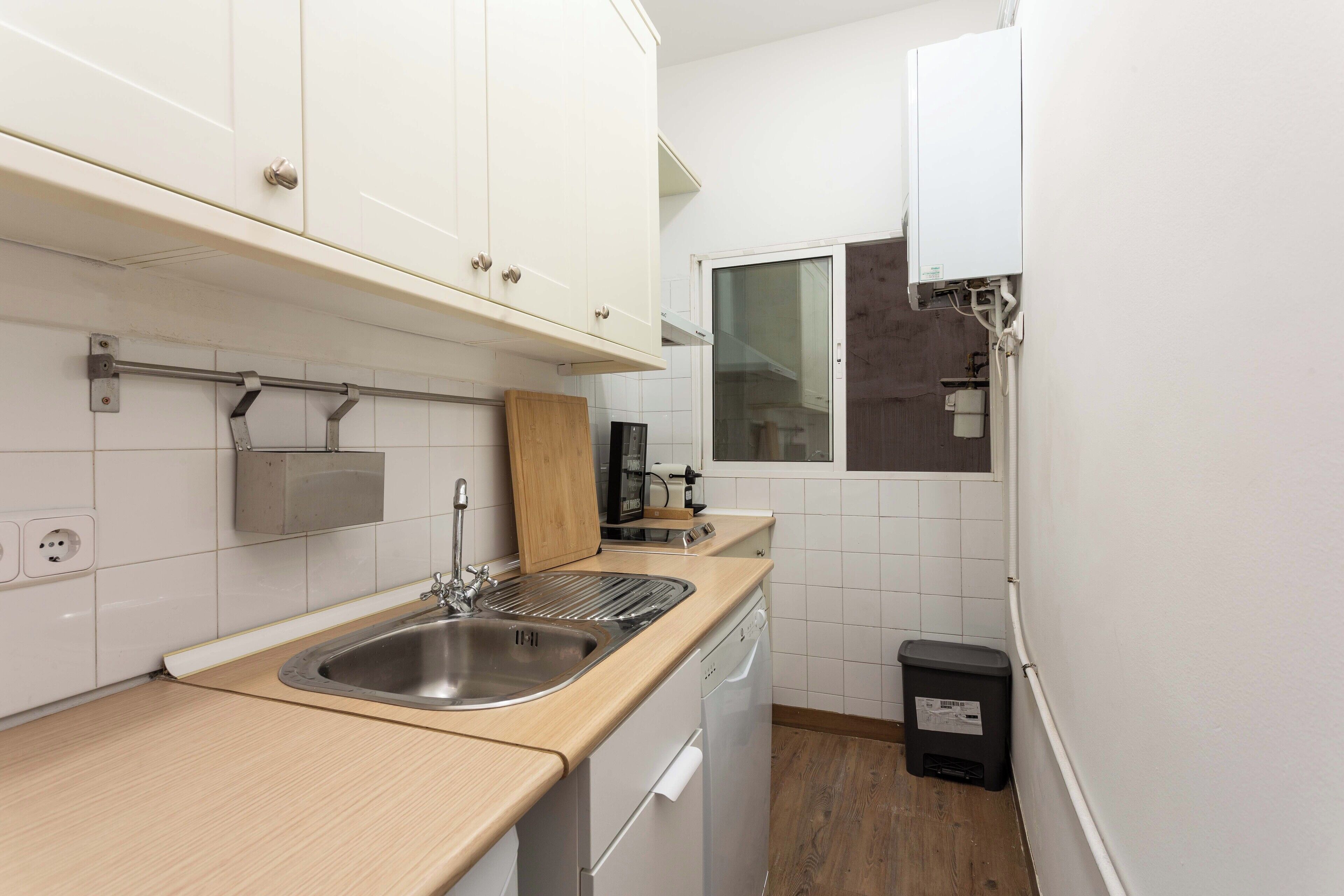 Een koelkast, een oven, een kookplaat, een vaatwasser