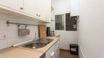 Een koelkast, een oven, een kookplaat, een vaatwasser