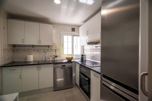 Kühlschrank, Ofen, Geschirrspüler, Toaster