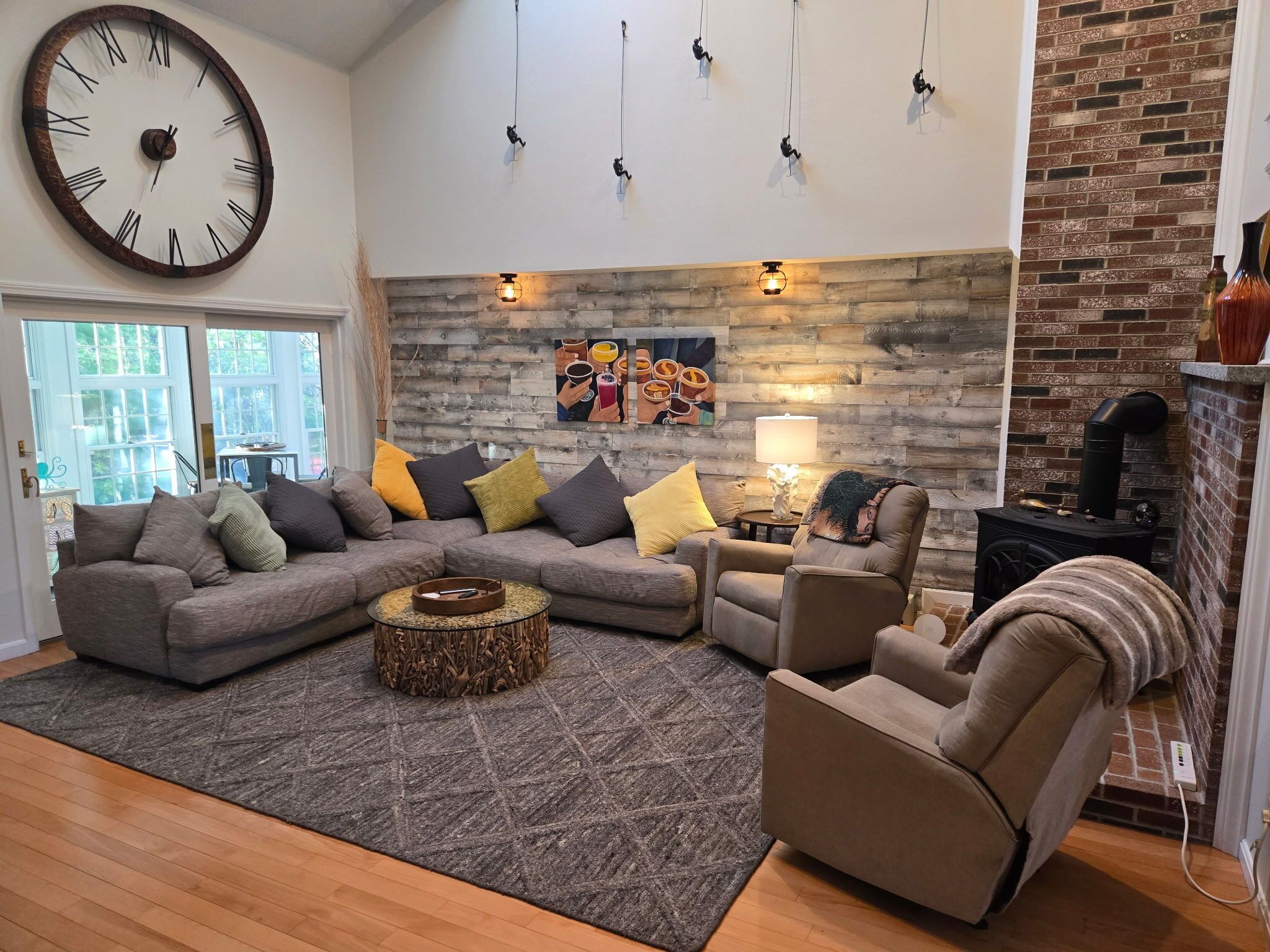 TV, fireplace
