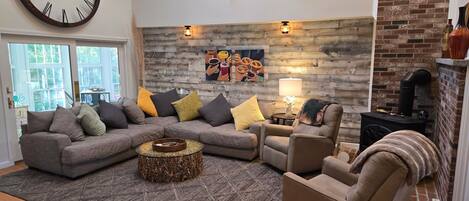 TV, fireplace