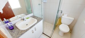 Apartamento básico | Banheiro | Chuveiro, toalhas de banho, sabonete, papel higiênico