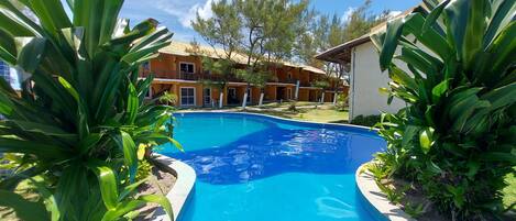 Apartamento básico | Piscina | Una piscina al aire libre