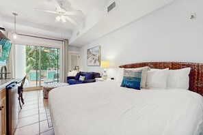 Internet, bed sheets - Cozy coastal studio with shared pool, beach access and close to everything (Miramar Beach)