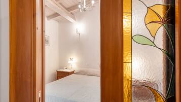 1 habitación, tabla de planchar con plancha, wifi y ropa de cama