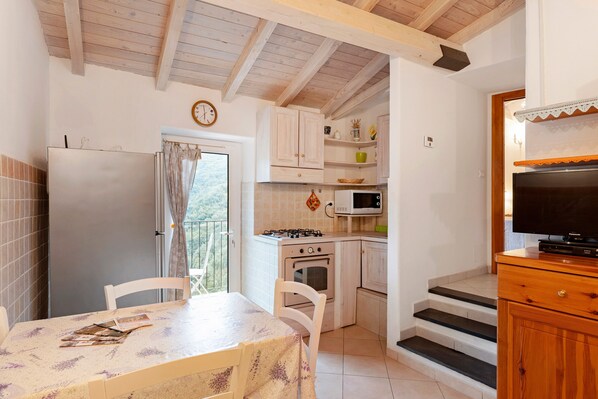 ثلاجة، ميكروويف، فرن، موقد طهي مسطح