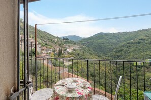 Outdoor dining - Apartment 'Casa Reanna' with Mountain View, Balcony and Wi-Fi (Apricale)