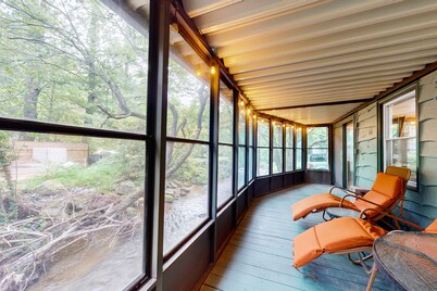 Charming Riverfront 2BR house with Full Kitchen and Wifi | Dog-Friendly