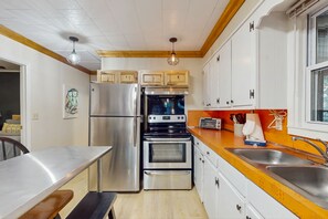 Kylskåp, mikrovågsugn, ugn och spishäll