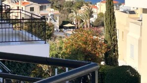 Un quartier résidentiel avec des immeubles, un balcon et une vue sur la mer.
