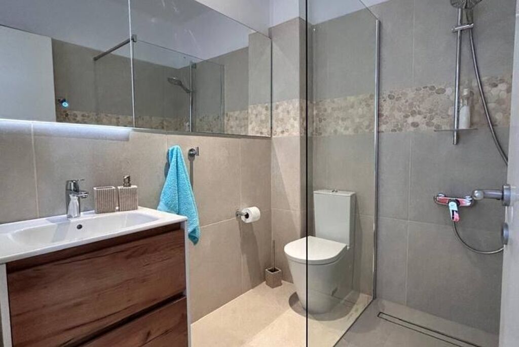 Dusj, hårføner, håndklær og såpe