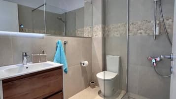 Dusj, hårføner, håndklær og såpe