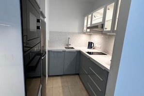 Microondas, horno, placa de cocina y lavavajillas