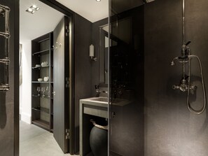 Douche, sèche-cheveux, serviettes fournies