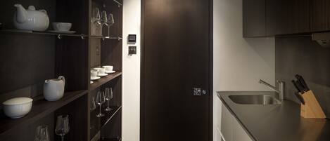 Kjøleskap, mikrobølgeovn, kaffetrakter/tekoker og brødrister