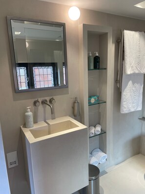 Een douche, een haardroger, handdoeken