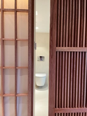 Douche, sèche-cheveux, serviettes fournies