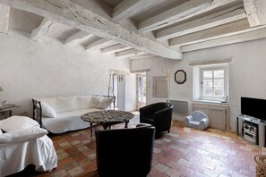 TV, fireplace - Gîte 'La Fromagerie' with Shared Pool, Private Terrace and Wi-Fi (Mondion)