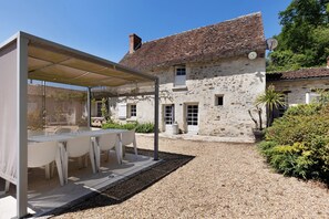 Outdoor dining - Gîte 'La Fromagerie' with Shared Pool, Private Terrace and Wi-Fi (Mondion)