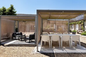 Outdoor dining - Gîte 'La Fromagerie' with Shared Pool, Private Terrace and Wi-Fi (Mondion)
