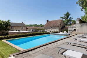Pool - Gîte 'La Fromagerie' with Shared Pool, Private Terrace and Wi-Fi (Mondion)