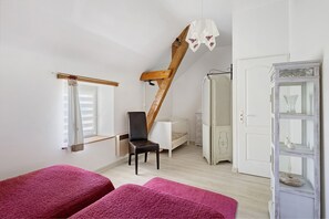 4 bedrooms, WiFi - Country House 'Vallon' with Shared Pool, Private Terrace and Wi-Fi (Mondion)