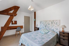 4 bedrooms, WiFi - Country House 'Vallon' with Shared Pool, Private Terrace and Wi-Fi (Mondion)