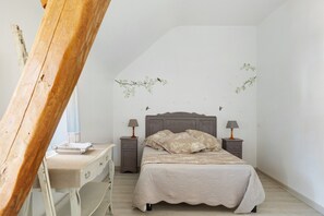4 bedrooms, WiFi - Country House 'Vallon' with Shared Pool, Private Terrace and Wi-Fi (Mondion)