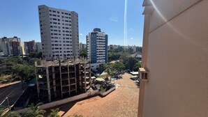 A view of a cityscape with high-rise buildings, a construction site, and a paved area with trees. - Golden Thermas Residence (Caldas Novas)