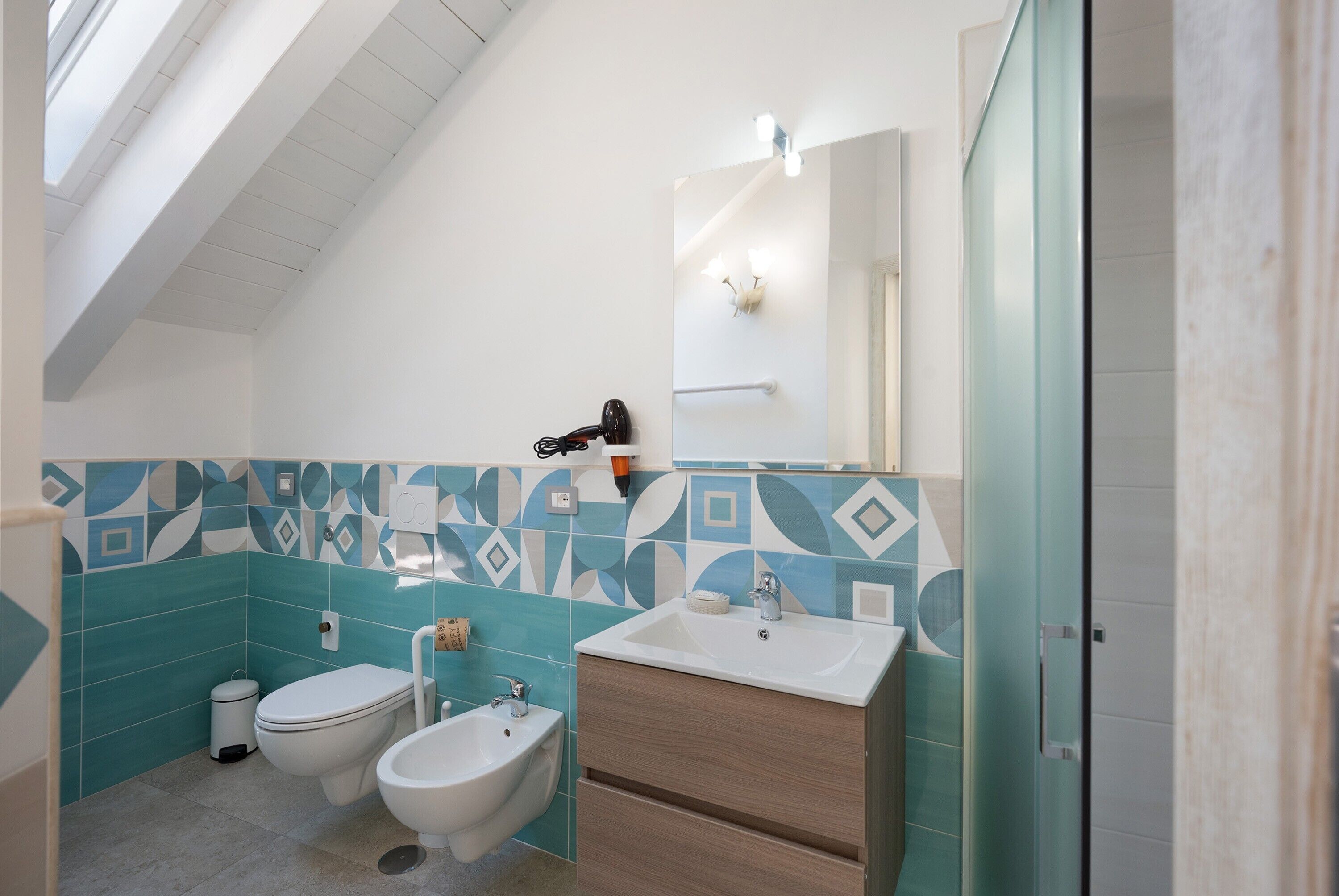 Een douche, een haardroger, handdoeken