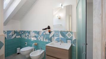 Een douche, een haardroger, handdoeken