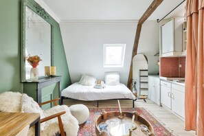 1 bedroom, bed sheets - Parisian studio near Place de la République (Paris)