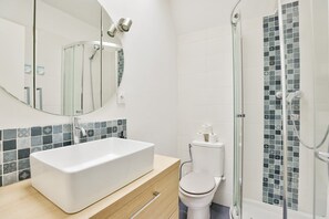 Serviettes fournies, savon, papier toilette