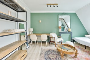 1 bedroom, bed sheets - Parisian studio near Place de la République (Paris)