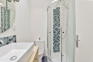 Serviettes fournies, savon, papier toilette