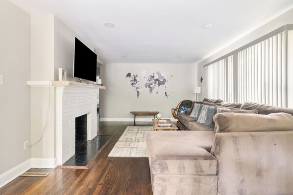 TV - 3-bedroom cozy house in enjoyable Richmond (Richmond)
