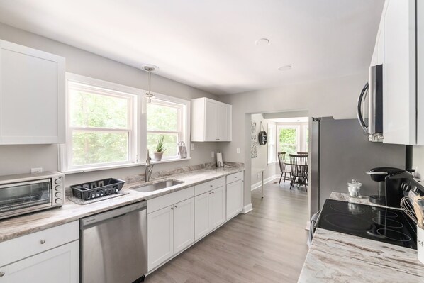 Mikroaaltouuni, uuni, liesi, astianpesukone