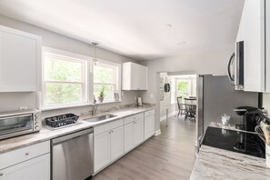 Microwave, oven, stovetop, dishwasher - 3-bedroom cozy house in enjoyable Richmond (Richmond)