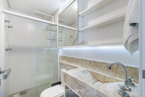 Appartement | Salle de bain | Douche, douche à « effet pluie »