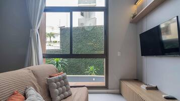 Perushuoneisto | Oleskelualue | 40–tuumainen televisio, jossa digitaalikanavat