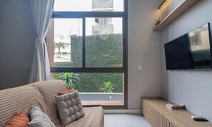 Perushuoneisto | Oleskelualue | 40–tuumainen televisio, jossa digitaalikanavat